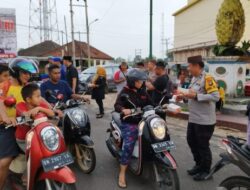 Polres Bangka Selatan Bagikan Takjil di Simpang Tugu Nanas