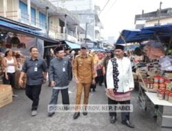 Blusukan ke Pasar Induk Tanjung Pandan, Pj Gubernur Suganda Pastikan Stok Bahan Pokok Aman Hingga Lebaran