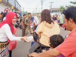 Bunda Paud Elizia Riza Berbagi Takjil Menjelang Berbuka Puasa