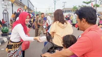 Bunda Paud Elizia Riza Berbagi Takjil Menjelang Berbuka Puasa