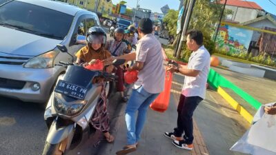 X-Treme Bar Pangkalpinang Bagikan Nasi Kotak dan Takjil