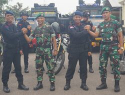 Sat Brimob Polda Babel bersama Yonif 147 KGJ Bagikan Air Bersih ke Warga