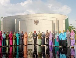 Peringatan Hari Ibu Ke-95 Tahun 2023, Gabungan Organisasi Wanita Di Kota Pangkalpinang Ziarah Ke Makam Pahlawan Pawitralaya