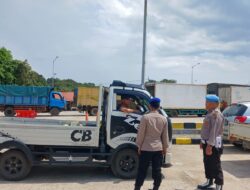 Personel Polres Babar Pemantauan dan Pengamanan di Pelabuhan Tanjung Kalian