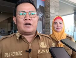 Bupati Riza Nyoblos di TPS 3 Desa Airbara, Wabup Debby di TPS 1 Desa Payung 