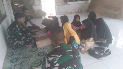 Anggota Satgas TMMD Kodim 0432/Bangka Selatan Ajarkan Anak Mengaji di Dusun Ketiak