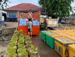 Babinsa di Sadai Lakukan Pengecekan Pengiriman Sembako ke Pulau Terluar