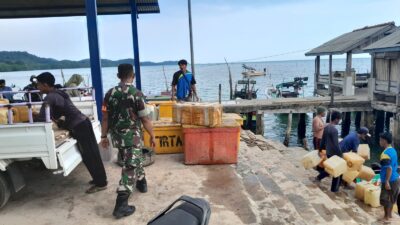 Babinsa Koramil 432-03/Lepar Tingkatkan Kesadaran K3 di Kalangan Buruh Angkut Pelabuhan Desa Penutuk