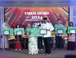 Pj Gubernur Safrizal Beri Penghargaan UMKM Terpilih di Award 2024