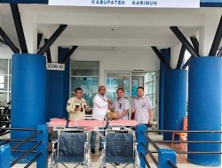 PT Timah Serahkan Bantuan Kursi Roda dan Tandu Pasien di Pelabuhan Sri Tanjung Gelam Karimun