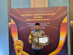 Pj Safrizal Terima Penghargaan UHC Awards dari Wapres Republik Indonesia