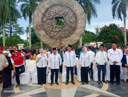 Ribuan Masyarakat Dampingi Molen-Hakim ke KPU Pangkalpinang