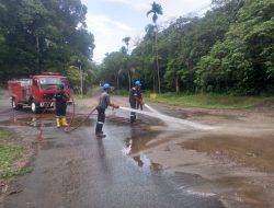 Karyawan PT Timah Bersihkan Tumpukan Pasir di Komplek Timah Bangka Barat